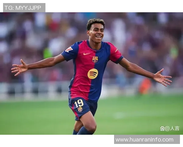 当足球巨星在赛场上突然发呆时观众的欢笑与紧张情绪瞬间交织